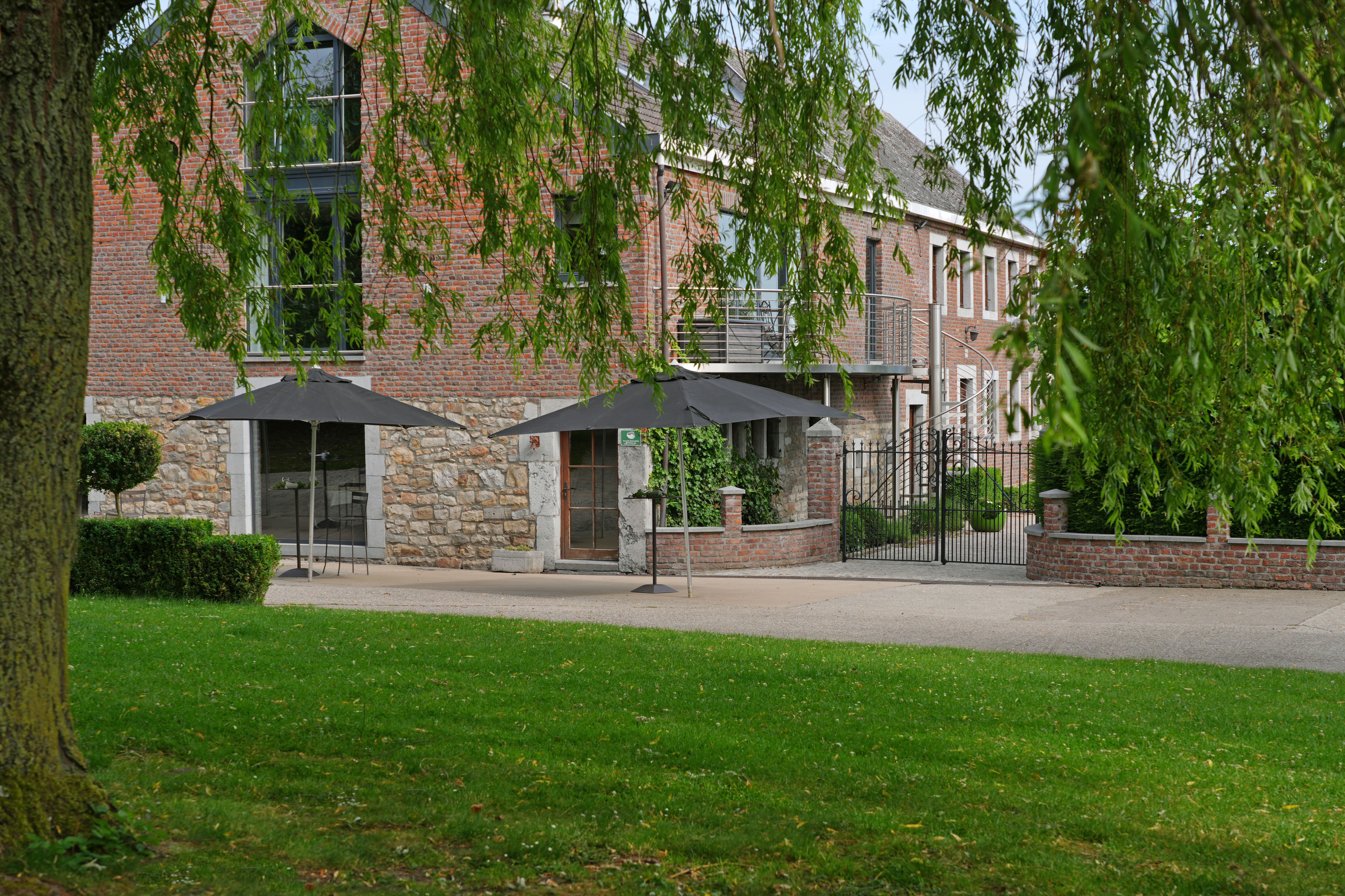 Entrée côté cour et parasols
